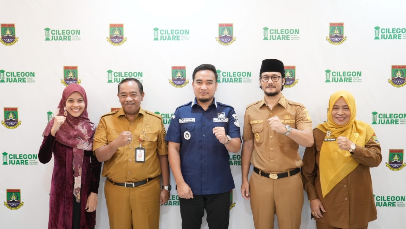 Walikota dan Wakil Walikota Cilegon, Robinsar - Fajar  usai memberikan keterangan kepada wartawan. (Foto: Istimewa)