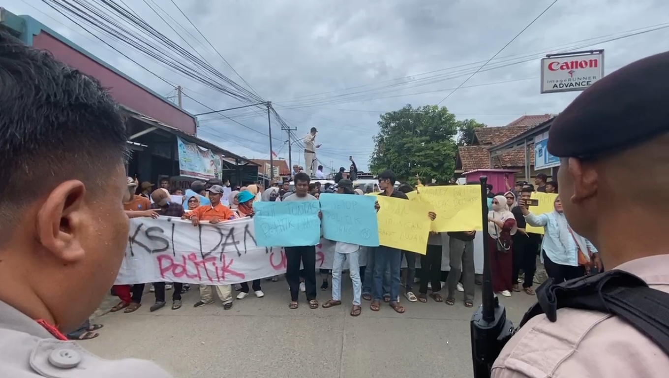 Aksi unjuk rasa Aliansi Masyarakat Peduli Anti Money Politics di kantor Bawaslu Kota Cilegon (Foto: Arie/Babebanten.com) 