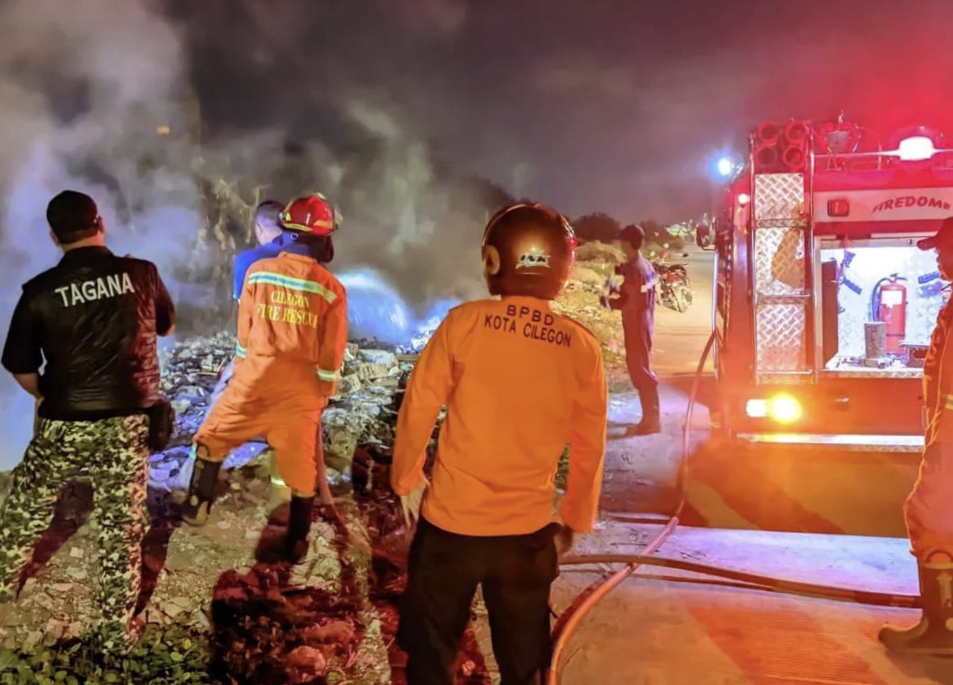 Petugas saat melakukan pemadaman dan mengevakuasi Kebakaran Hutan dan Lahan (Karhutla) di Lingkungan Masigit, Kelurahan Masigit, Kecamatan Jombang. 