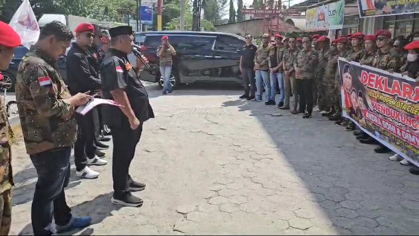 Ketua GRIB Jaya DPC Kota Cilegon Abah Haji Sahruji saat memimpin deklarasi dukungan untuk Andra Soni - Dimyati (Istimewa) 