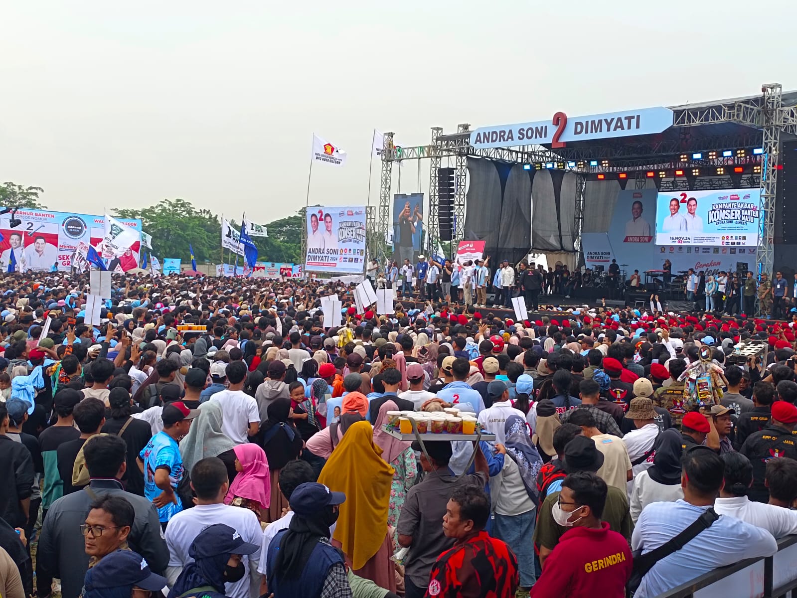 Suana kampanye akbar Cagub dan Cawagub Banten nomor urut 2 , Andra Soni - Dimyati di lapangan BCA Jalan Lingkar Selatan Cilegon. 