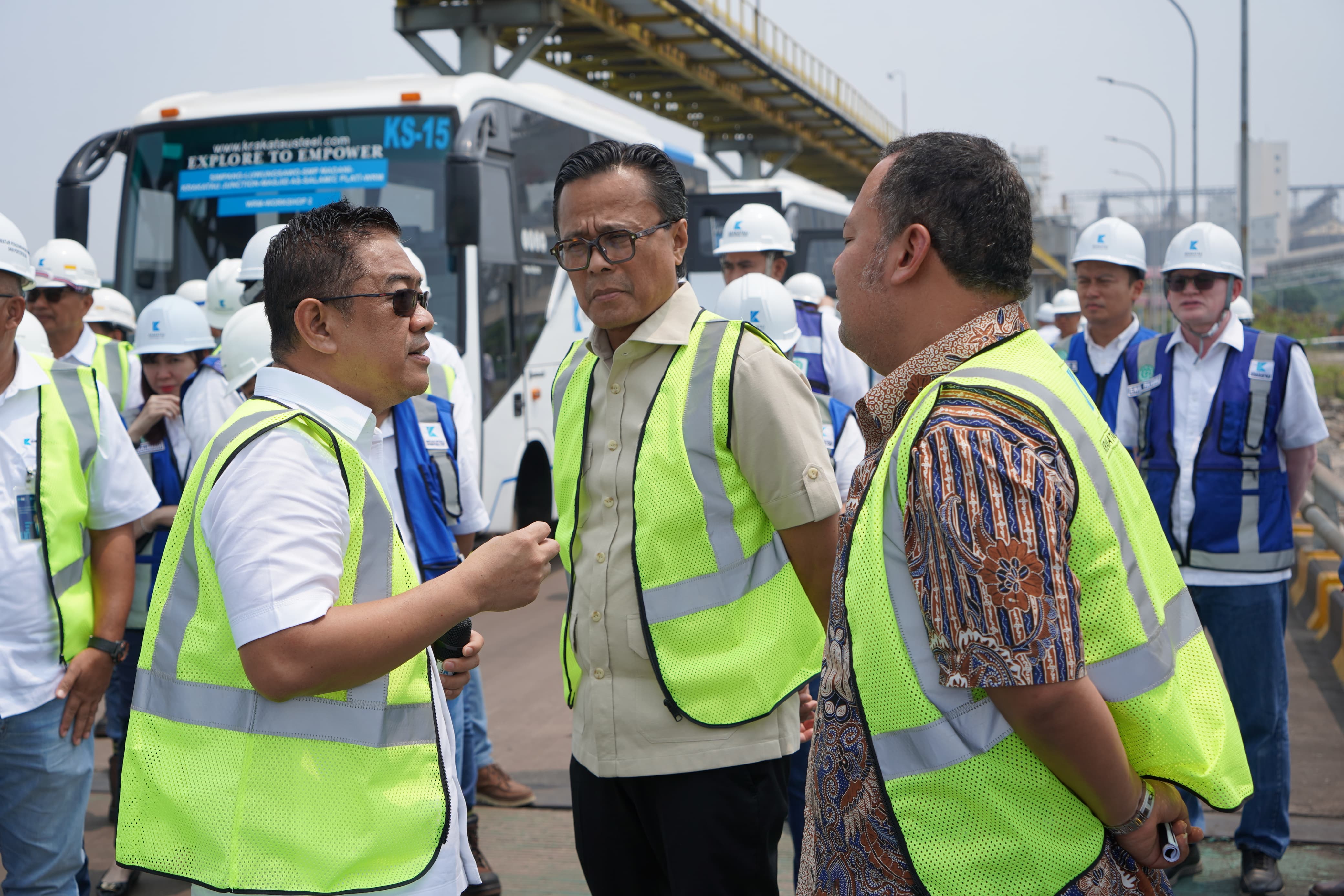 Wakil Menteri BUMN RI Dony Oskaria dan Plt Direktur Utama Krakatau Steel M. Akbar Djohan (Istimewa) 