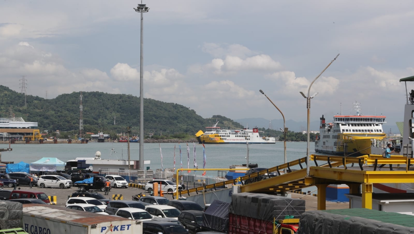 Kendaraan antre menunggu giliran masik ke kapal di Pelabuhan Merak. (Foto: Istimewa) 