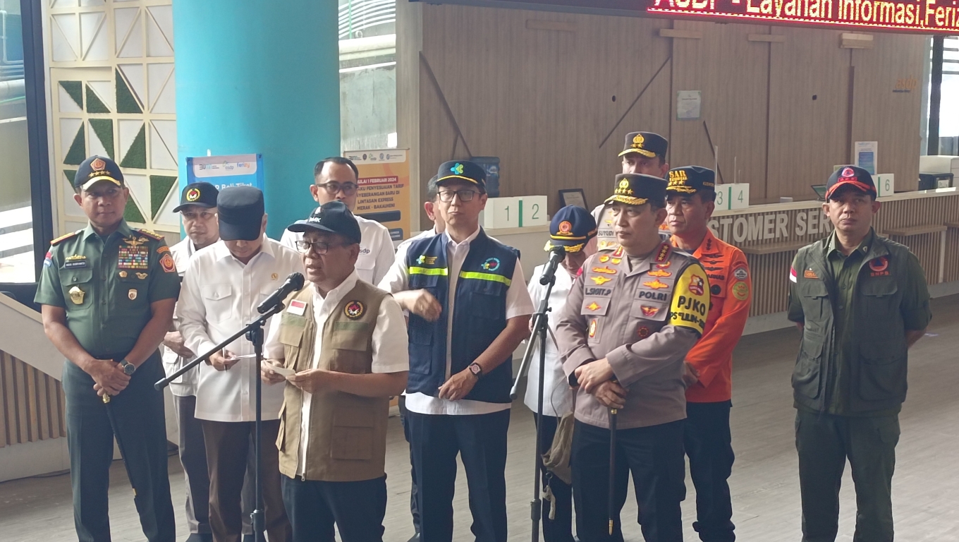 Menteri Koordinator Bidang Pembangunan Manusia dan Kebudayaan (Menko PMK) Pratikno saat memberikan keterangan jepasa wartawan di Pelabuhan Merak. (Foto: Ardi/Babebanten.com) 