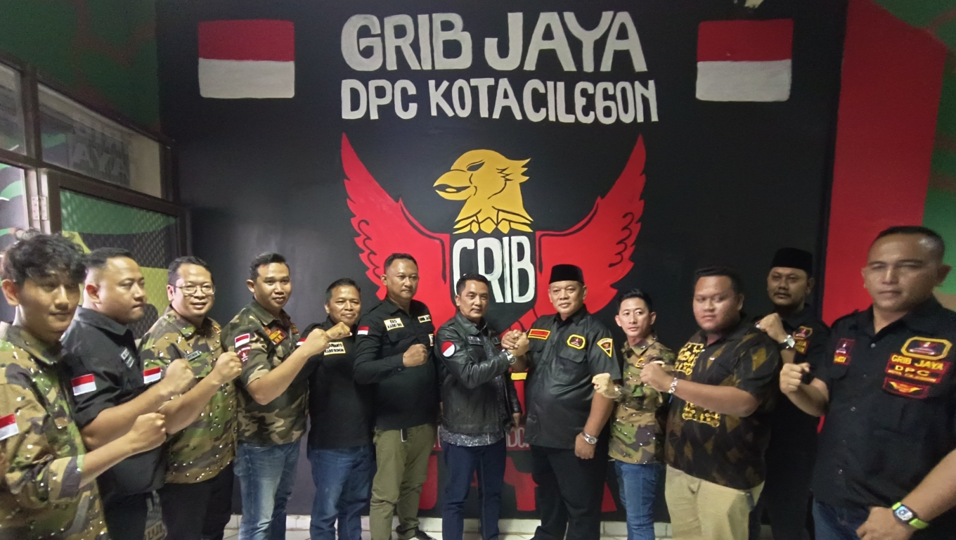 Ketua DPD GRIB Jaya Provinsi Banten, Joko Purnawan foto bersama dengan jajaran DPC GRIB Jaya Kota Cileton usai menyerahkan SK definitif (Rie/Babebanten.com) 