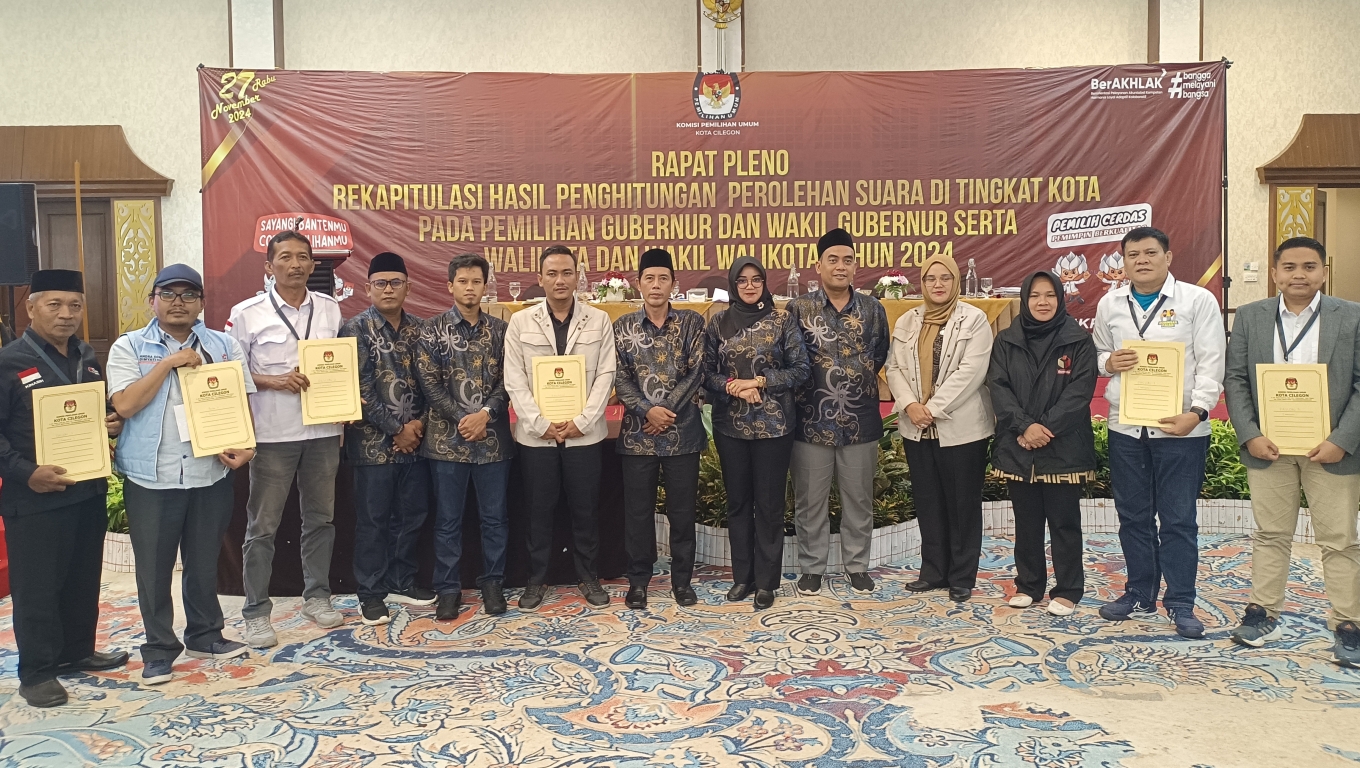 Foto bersama usai rapat pleno rekapitulasi hasil penghitungan suara tingkat kota pada Pemilihan Gubernur dan Wakil Gubernur serta Walikota dan Wakil Walikota 2024 (Rie/Babebanten.com) 