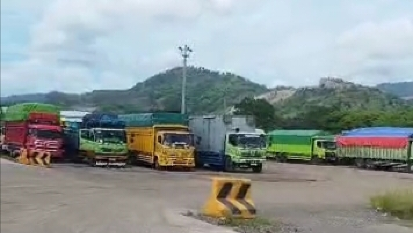 Antrian truk logistik di Pelabuban BBJ Bojonegara.