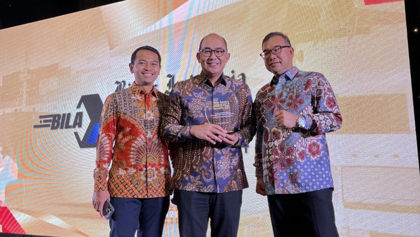 Direksi dan Komisati PT PCM saat menerima penghargaan Bisnis Indonesia Logistics Award 2024 (Istimewa) 