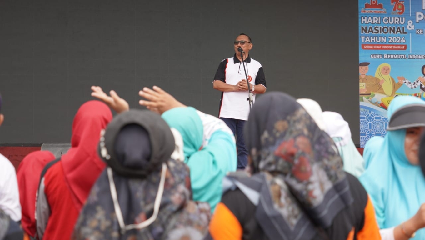 Walikota Cilegon Helldy Agustian saat menyampaikan sambutan dalam peringatan Hari Guru Nasional dan Hari Ulang Tahun (HUT) Persatuan Guru Republik Indonesia (PGRI) ke - 79 di Alun-alun Kota Cilegon (Foto: Istimewa) 