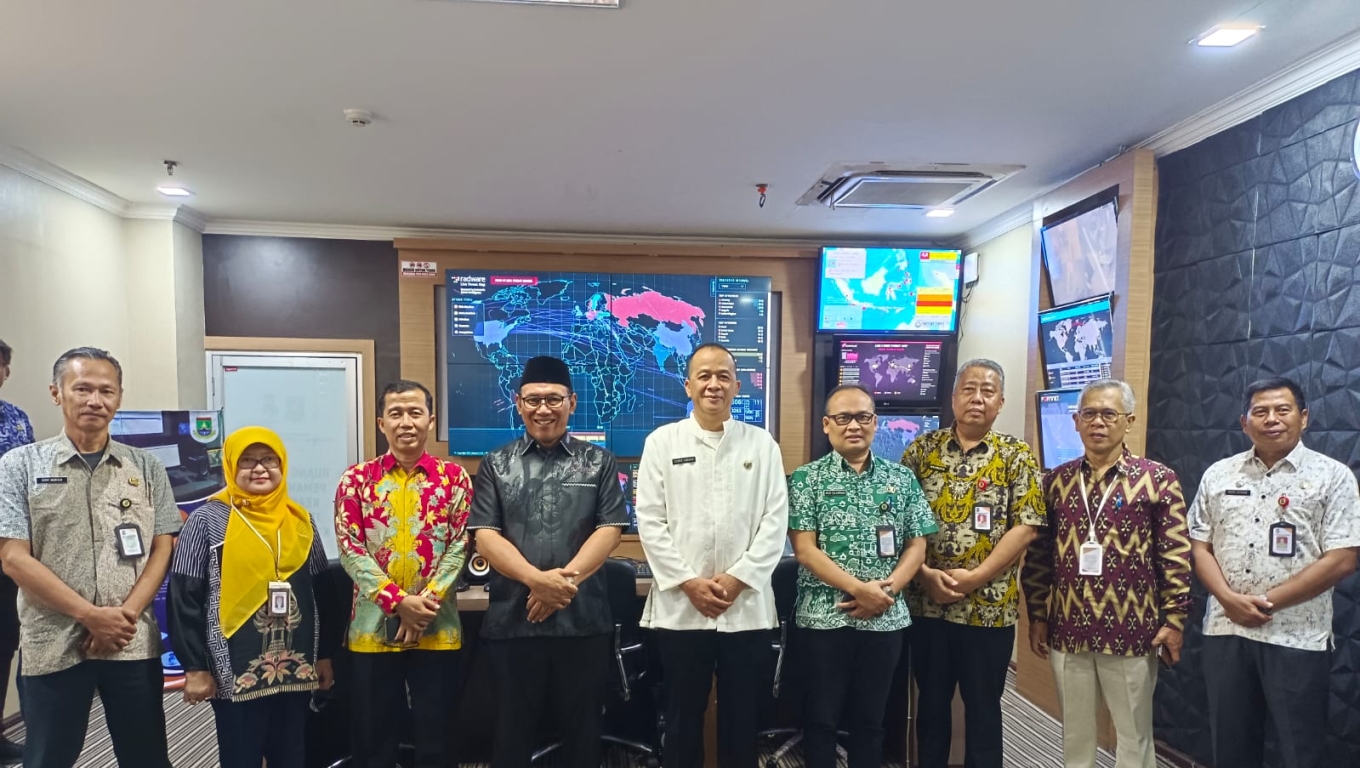 Walikota Helldy Agustian foto bersama di Pusat Pemantauan Keamanan Informasi Pemerintah Kota Cilegon (Rie/Babebanten.com)