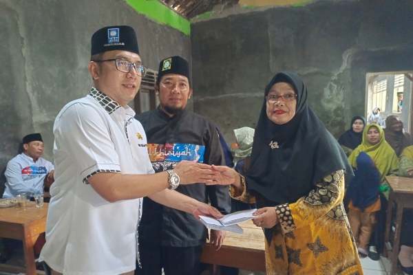 Legislator PAN Serahkan Uang Donasi Untuk Puluhan Guru Madrasah di Kecamatan Purwakarta