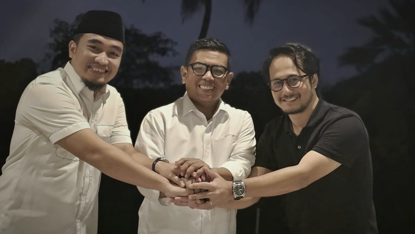 Andra Soni foto bersama dengan Walikota dan Wakil Walikota Cilegon terpilih, Robinsar dan Fajar Hadi Prabowo. (Foto: Istimewa)
