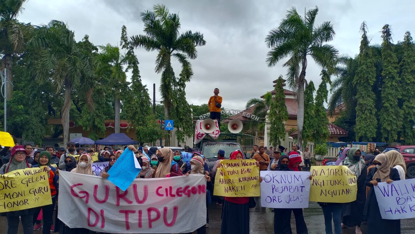 Ratusan massa saat menggelar aksi unjuk rasa di depan kantor Walikota Cilegon.(Foto: Babebanten.com)