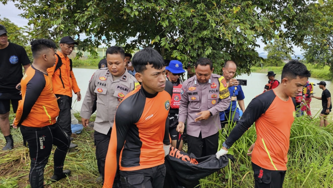 Tim SAR dan polisi saat melakukan evakuasi korban yang ditemukan tewas tenggelam. (Foto:Istimewa)