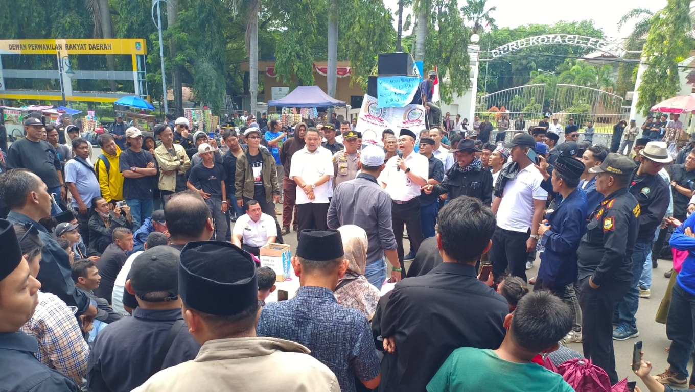 Massa aksi unjuk rasa saat menyampaikan aspirasinya di depan pejabat Pemkot Cilegon. (Foto: Ardi/Babebanten.com)