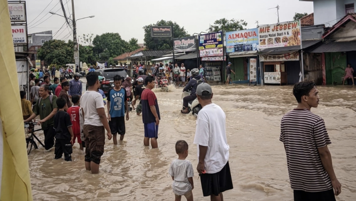 Salah satu titik banjir yang menggenangi Kota Cilegon. (Foto: Babebanten.com) 