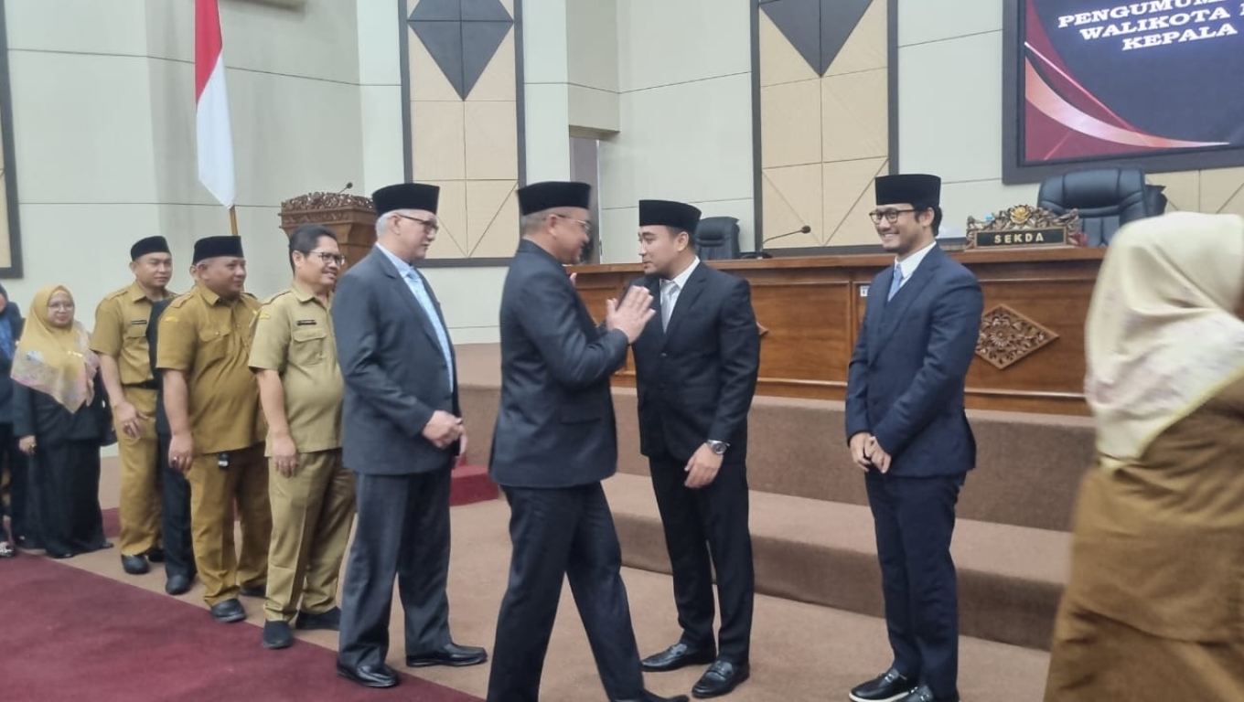 Para pejabat memberikan ucapan selamat kepada Robinsar - Fajar usai ditetapkan Walikota dan Wakil Walikota Cilegon terpilih melalui Rapat Paripurna.