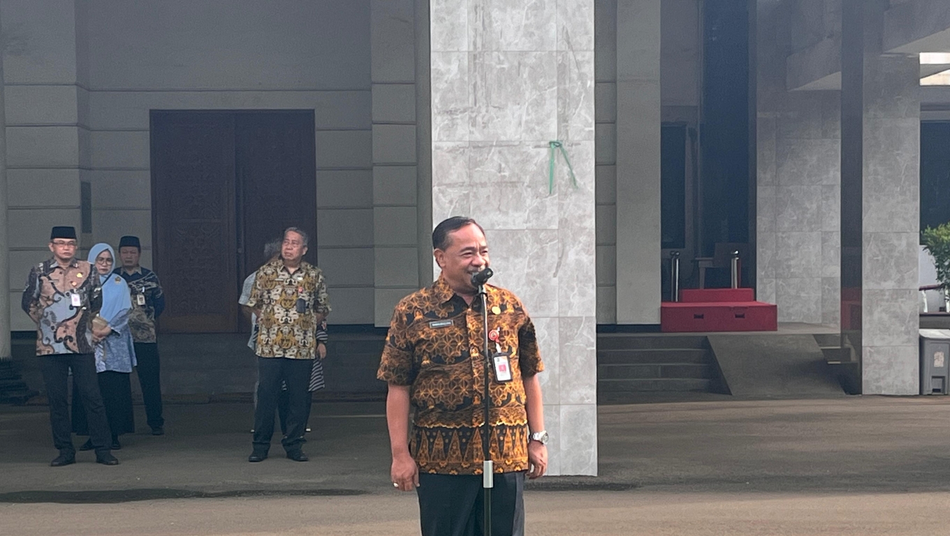 Sekda Kota Cilegon Maman Mauludin saat memimpin apel pagi di halaman kantor Walikota Cilegon.(Foto:Istimewa) 