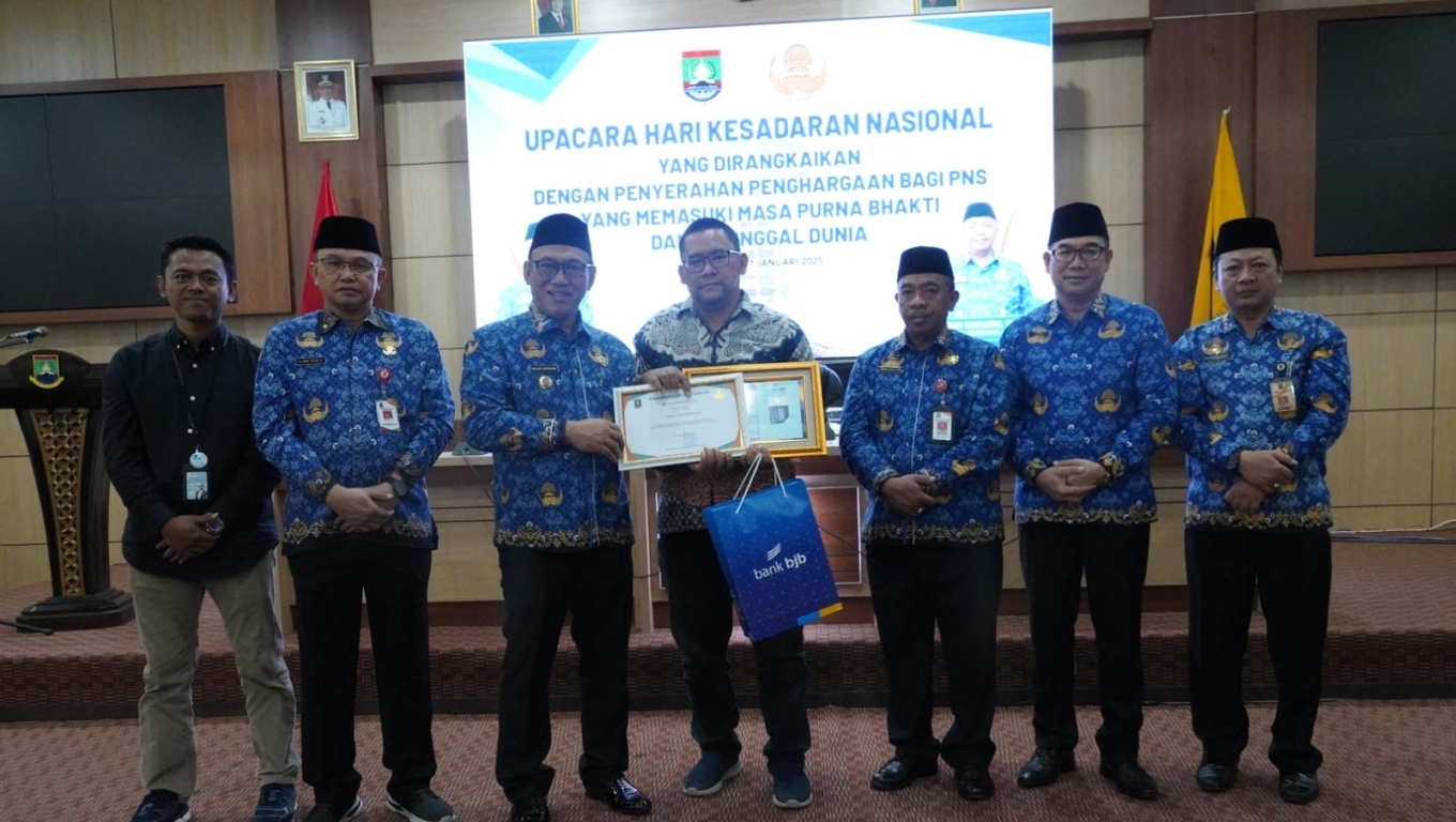 Walikota Cilegon Helldy Agustian foto bersama usai memberikan penghargaan kepada ASN di Aula Setda II . (Foto:Istimewa) 