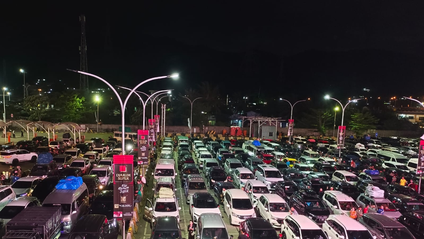 Antrean kendaraan pemudik di kantong parkir Dermaga Eksekutif Pelabuhan Merak . (Foto:Babebanten.com/Arie)