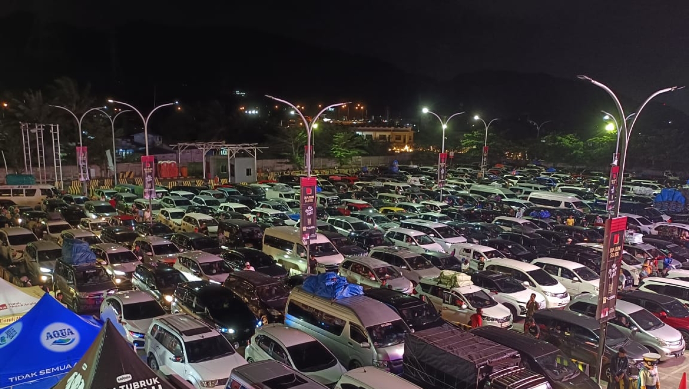Kepadatan kendaraan pemudik di kantong parkir dermaga eksekutif Pelabuhan Merak, Jumat (28/3/2025) malam. (Foto: Babebanten.com/Ardi)