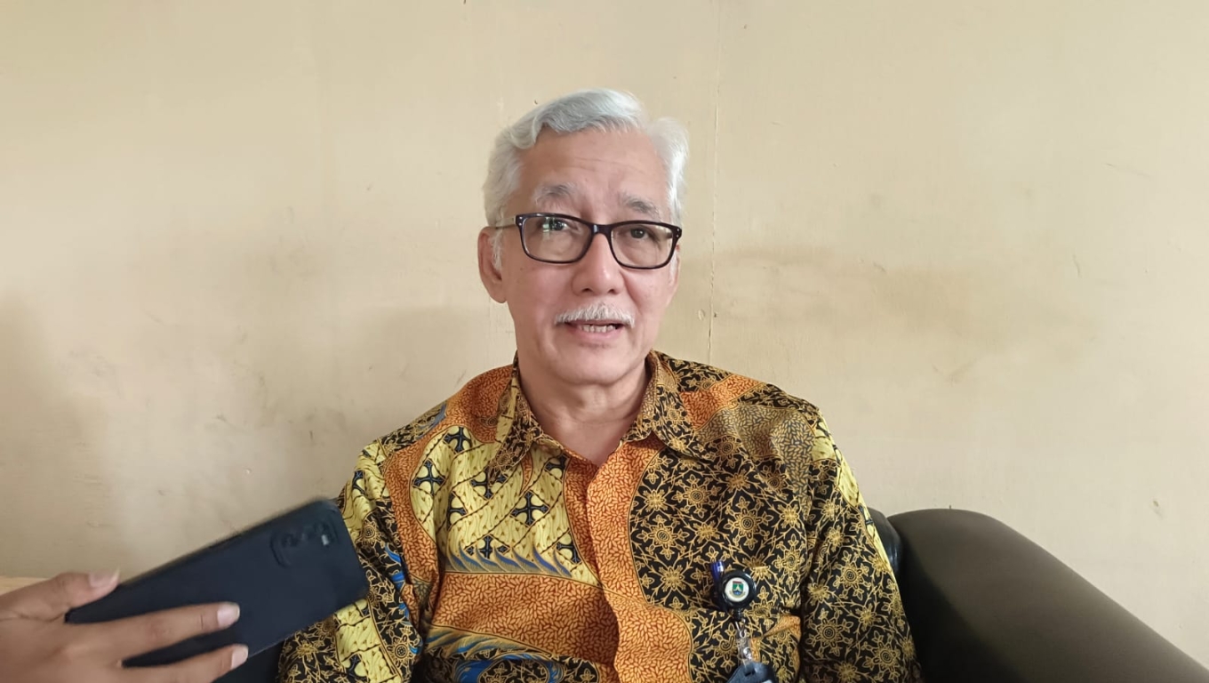 Kepala Badan Pengelolaan Keuangan, Pendapatan, dan Aset Daerah (BPKPAD) Kota Cilegon, Dana Sujaksani, saat memberikan keterangan di Pressroom PWHC Pemkot Cilegon.(Foto :Babebanten.com/Ardi)