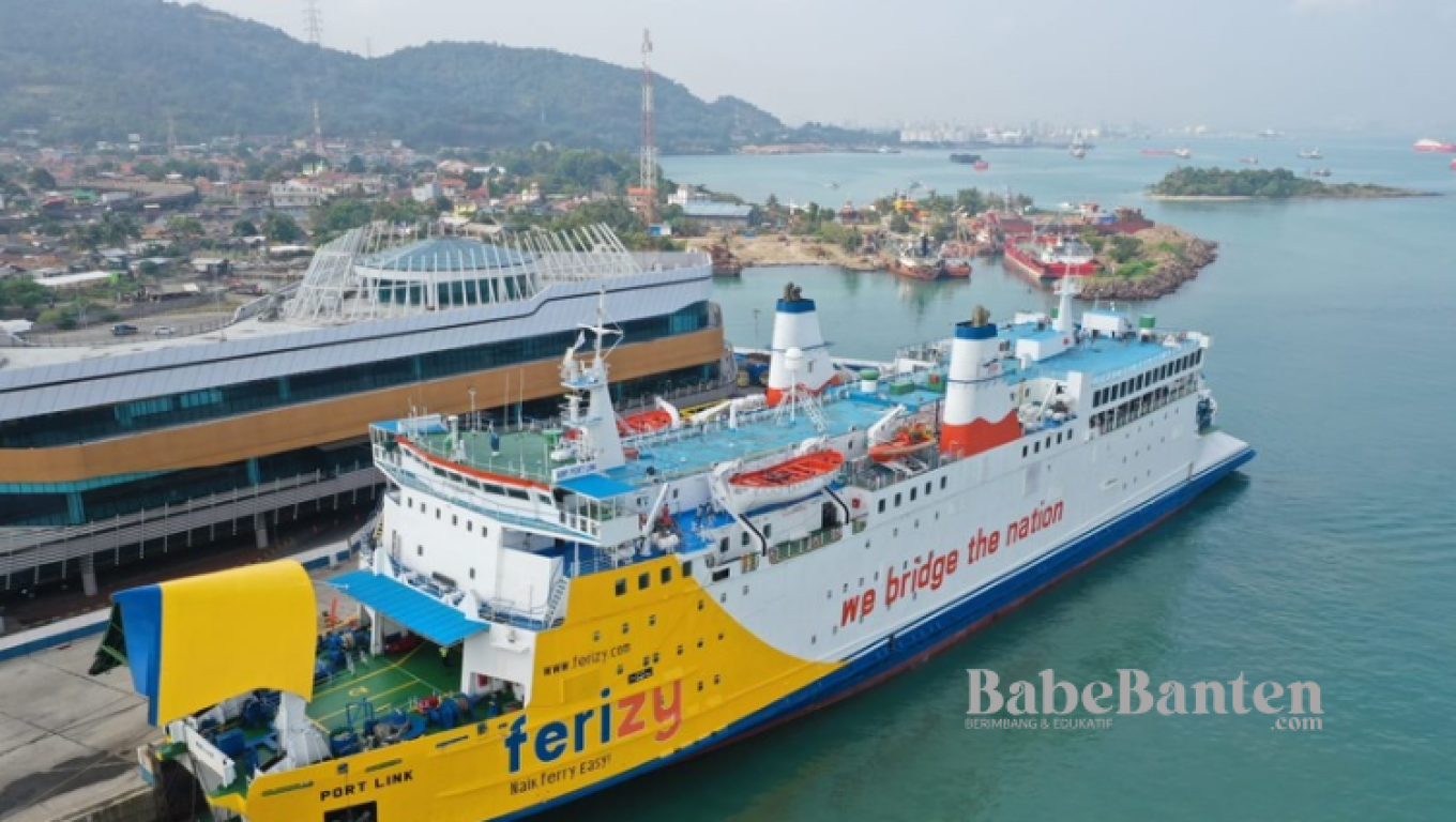 Kapal saat sandar di Pelabuhan Penyeberangan Merak. (Foto/Istimewa)