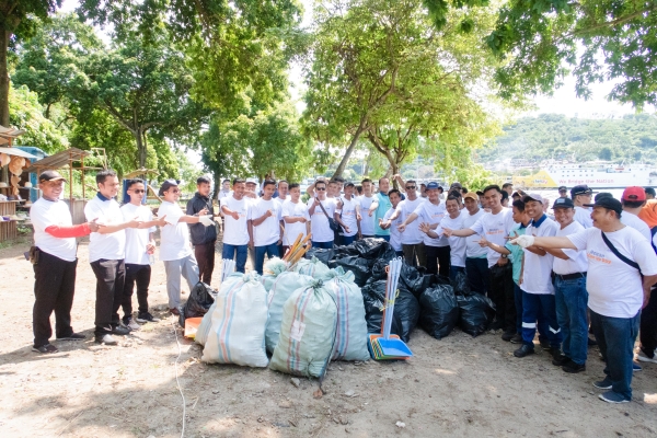 Gandeng Komunitas Anak Pulo, ASDP Gelar Aksi Bersih - bersih Pantai di Kawasan Pelabuhan Merak