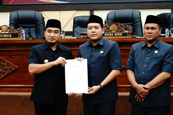 Penjelasan Walikota Robinsar Soal Raperda Usulan mengenai BPRS CM dan LKPJ 2024