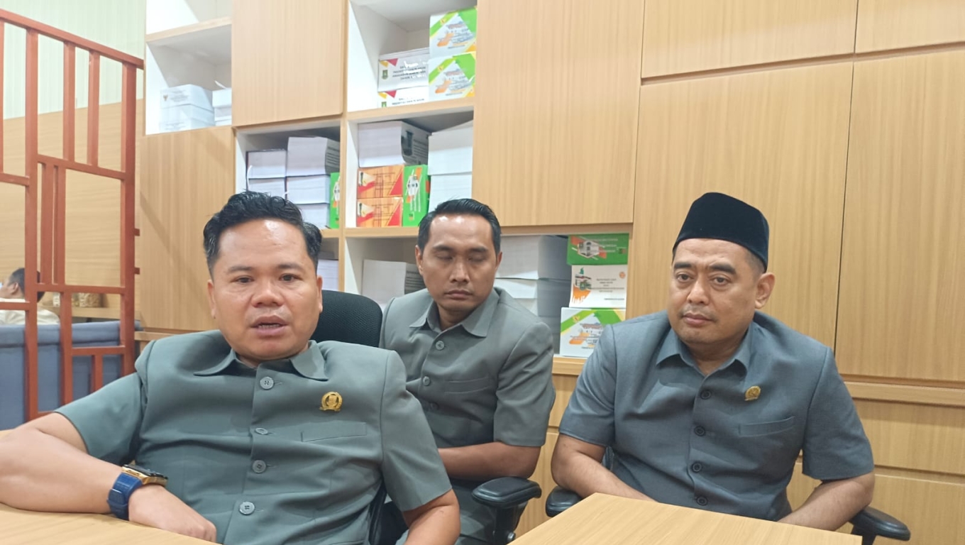Ketua Komisi I DPRD Kota Cilegon Ahmad Hafid memberikan keterangan kepada wartawan terkait pertemuan Asosiasi Pengusaha Guangdong. (Foto: Babebanten.com)