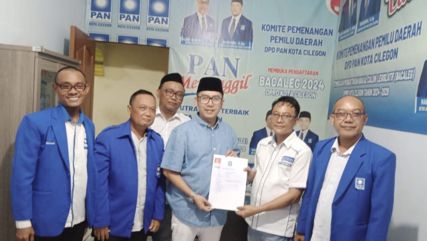 Rahmatulloh saat menyerahkan formulir pendaftaran sebagai calon Ketua DPD PAN Kota Cilegon. (Foto: Istimewa)