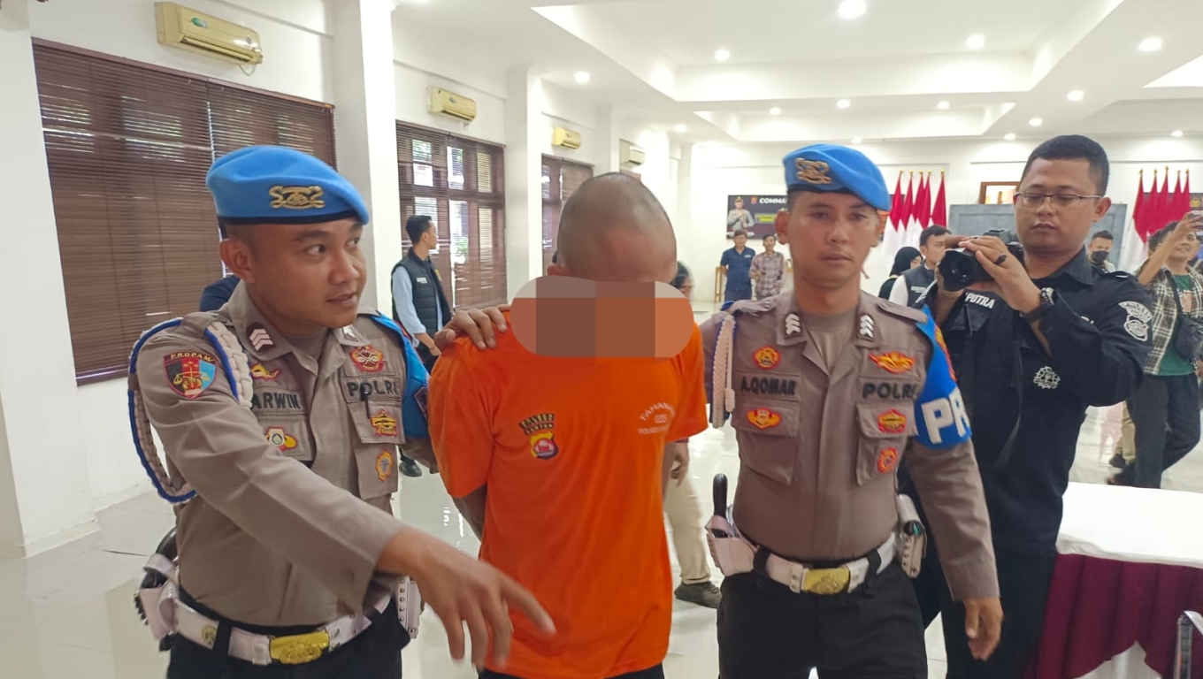 Pelaku penusukan siswi SMK saat digelandang anggota Polres Cilegon (Foto: Babebanten.com)