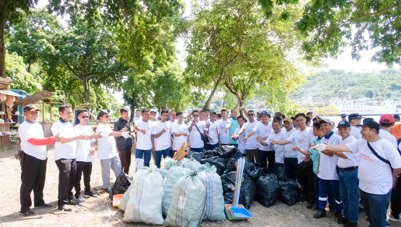 Aksi bersih- bersih sampai yang digelar ASDP bersama Komunitas Anak Pulo di Pulau Merak Besar. (Foto: Istimewa)