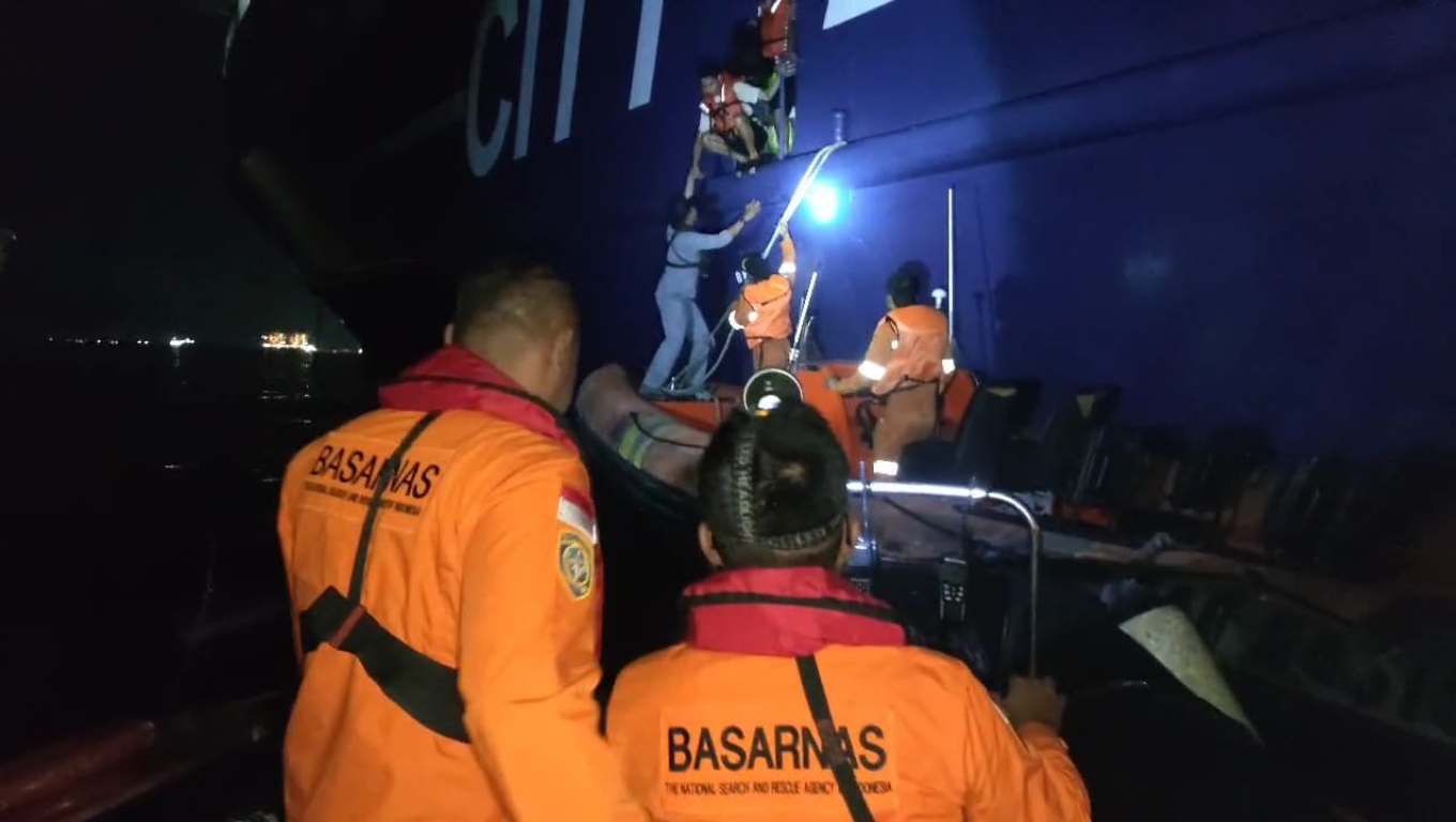 Proses evaluasi kru KMP Mutiara Ferindo II yang terbakar di Perairan Serang. (Foto: Istimewa)