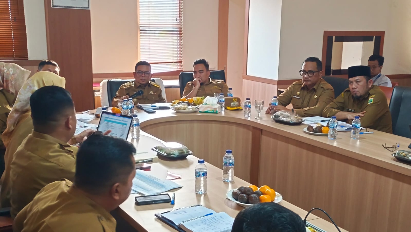 Gubernur Banten, Andra Soni menggelar rapat koordinasi dengan seluruh Kepala UPTD Samsat se Banten. (Foto:Babebanten.com)