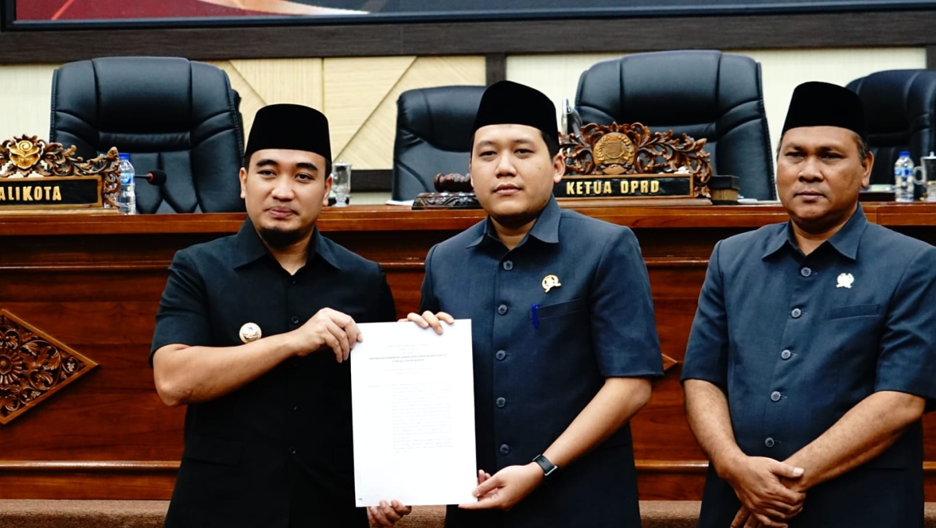 Walikota Cilegon Robinsar usai menyampaikan penjelasan Raperda usulan Walikota mengenai Perusahaan Perseroan Daerah Bank Perekonomian Rakyat Syariah (BPRS) Cilegon Mandiri serta penyampaian LKPJ Walikota Tahun 2024. (Foto: Istimewa)