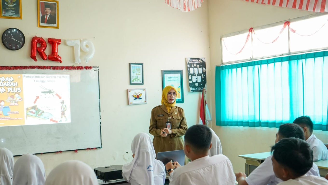 Kepala Dinas Kesehatan Kota Cilegon Drg. Ratih Purnamasari saat menyampaikan materi dalam Program Birokrat Pengajar. (Foto: Istimewa)