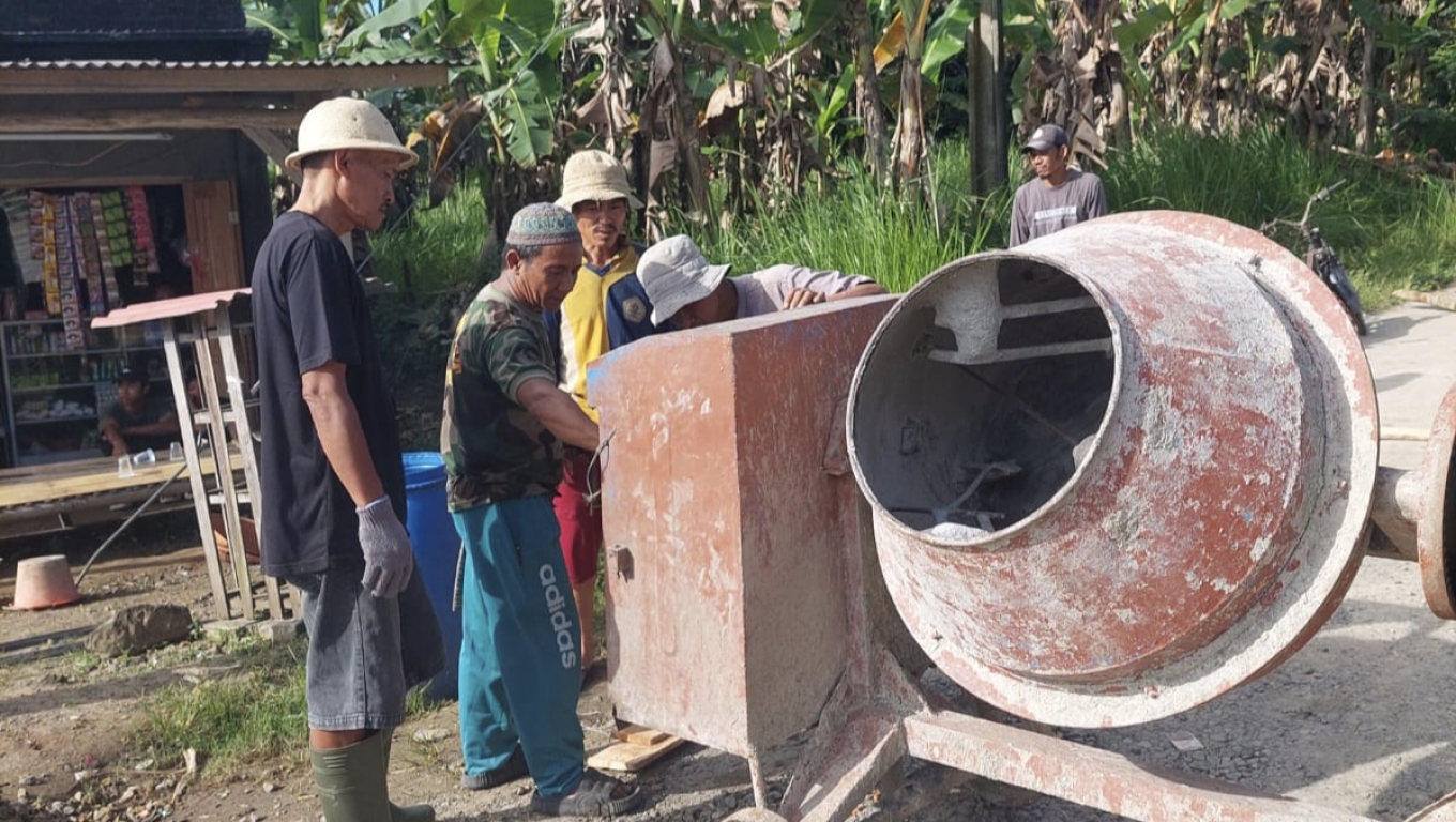 Warga Kampung Gorojog, Kecamatan Kalanganyar, Kabupaten Lebak, Provinsi Banten saat perbaiki jalan rusak. (Foto: Babebanten.com) 