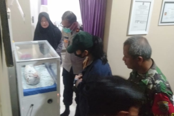 Dalam Kondisi Hidup, Bayi Perempuan Ditemukan Warga Kota Cilegon di Bawah Pohon Pisang