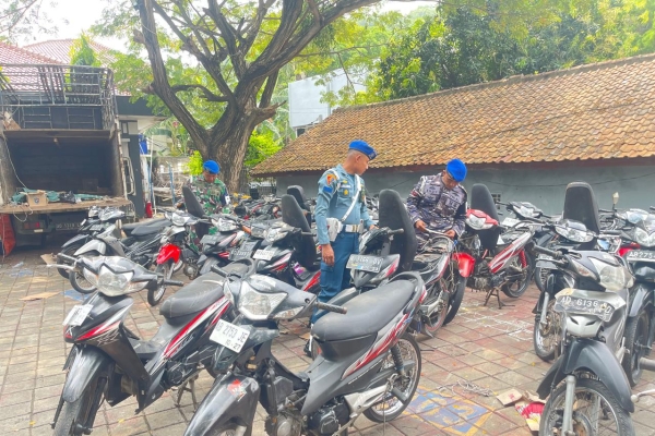 Lanal Banten Amankan Dua Truk Muatan 53 Sepeda Motor Bekas Tanpa Dilengkapi Surat