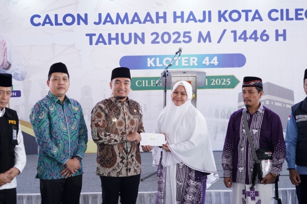 Lepas Calon Jamaah Haji Kloter 44 Asal Cilegon, Walikota Robinsar : Jaga Kesehatan di Tanah Suci