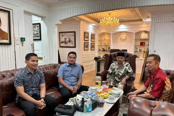 Walikota Cilegon Robinsar Bertemu dengan Petinggi PKS Jazuli Juwaini, Ada Apa Yah? 