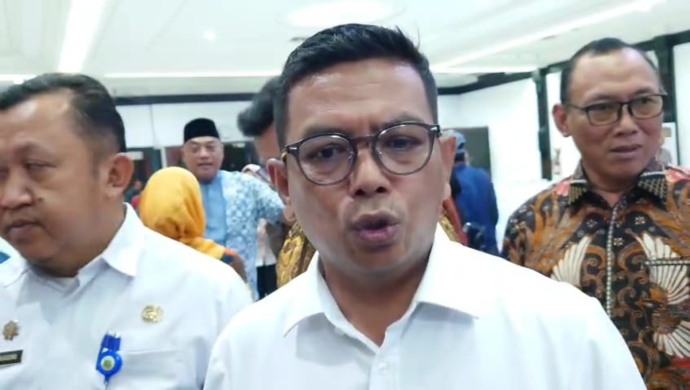 Gubernur Banten Andra Soni saat memberikan keterangan kepada wartawan di Cilegon. (Foto : Babebanten.com)