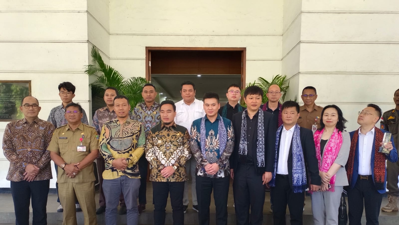 Walikota Cilegon Robinsar foto bersama dengan perwakilan asosiasi pengusaha Guangdong China. (Foto: Arie/Babebanten.com)