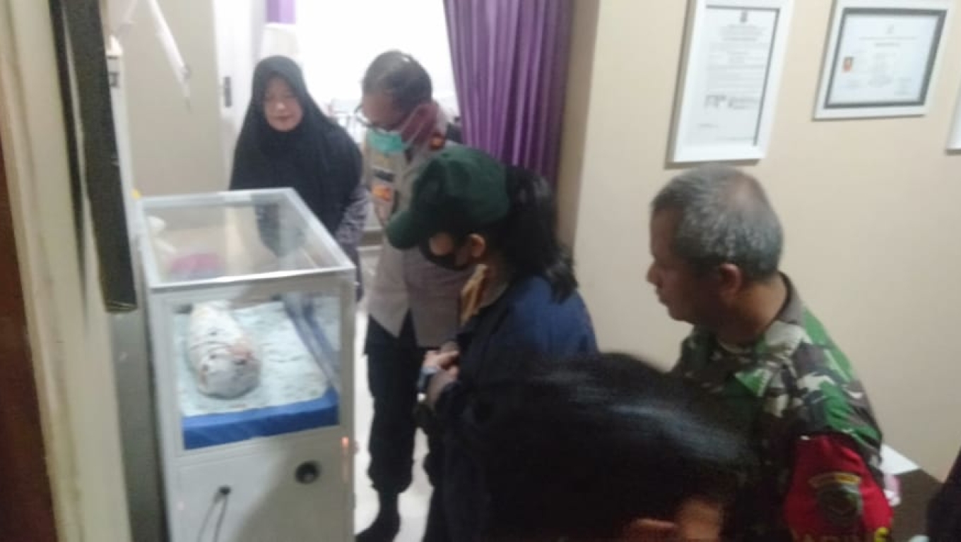 Bayi yang ditemukan di bawah pohon pisang di Lingkungan Cikebel Atas RT 01 RW 02, Kelurahan Grogol, Kecamatan Grogol, Kota Cilegon. (Foto:Istimewa) 