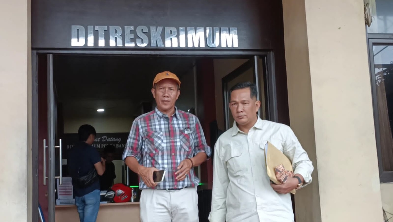 Direktur PT Narwastu Naga Kinjes, Cecep Supriyadi saat mendatangi Ditreskrimum Polda Banten. (Foto: Arie/BB)