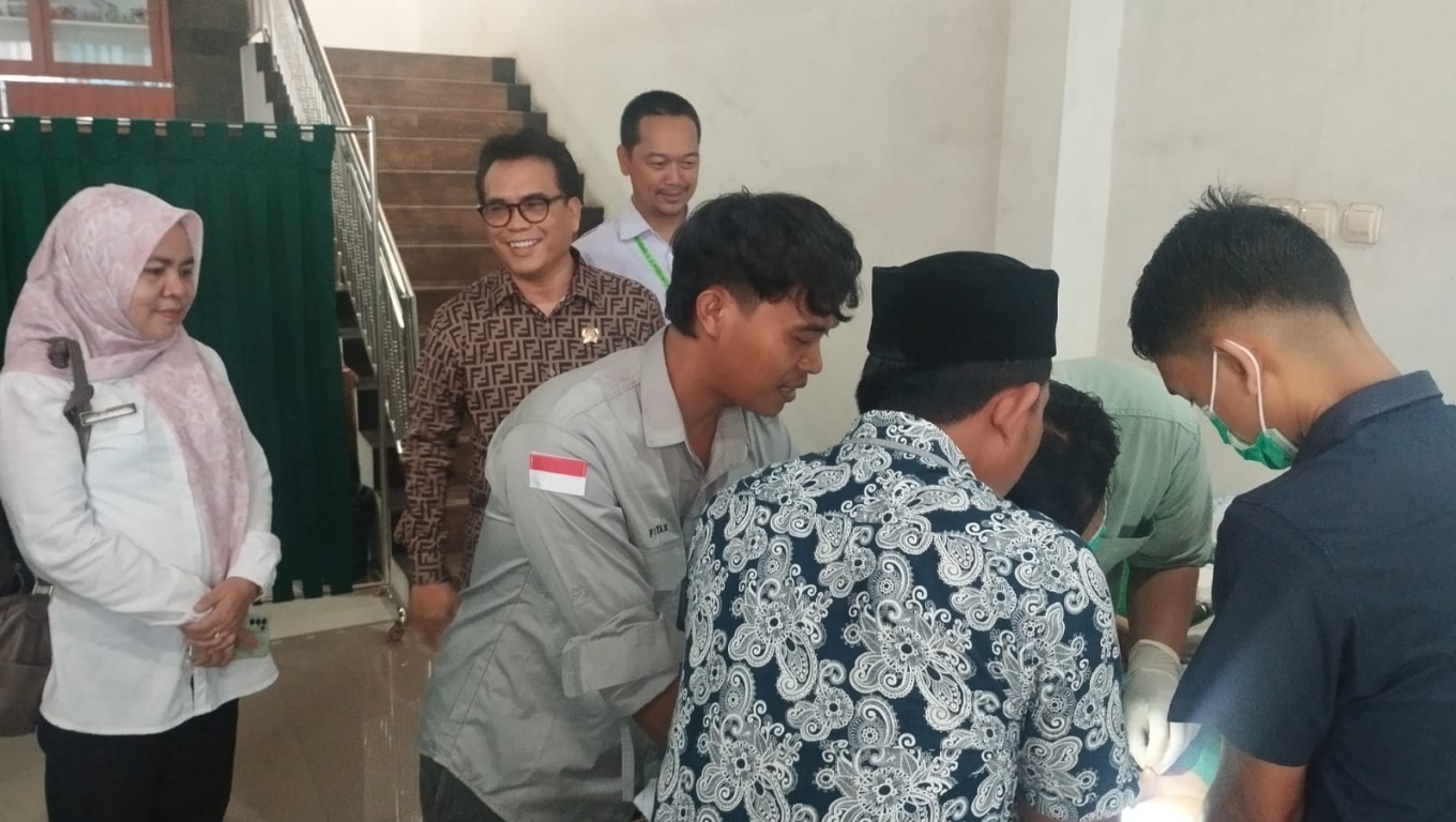 Anggota Komisi V DPRD Banten, Hasbi Sidik menyaksikan sunatan massal di Kota Cilegon. (Foto: Istimewa)