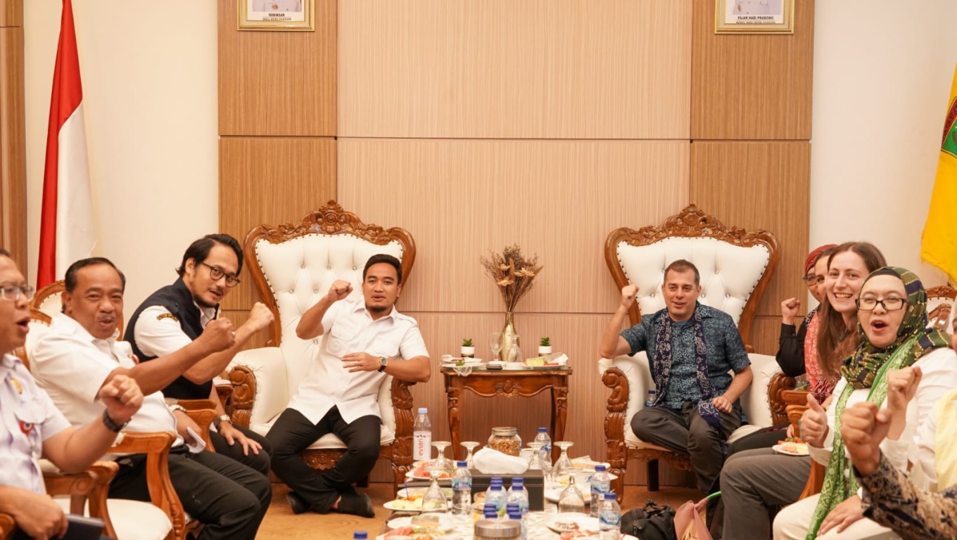 Walikota Cilegon Robinsar saat berdiskusi pengelolaan sampah dengan Future Cities Infrastructure Programme (FCIP) Kedutaan Besar Inggris saat. (Foto : Istimewa)