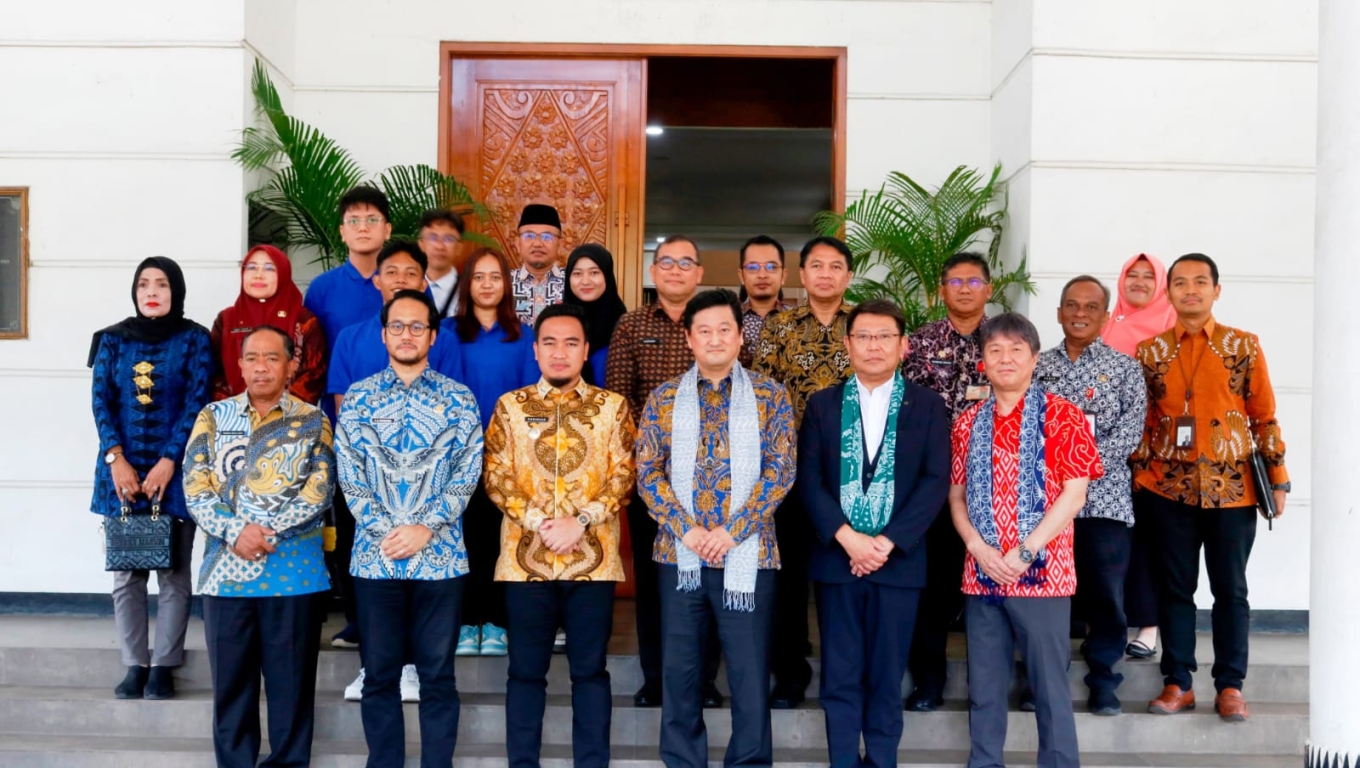 Direktur Eksekutif Representatif PT Kyoutusu, Nagahara Toshimasa, beserta jajaran saat mengunjungi Pemkot Cilegon. (Foto: Istimewa)
