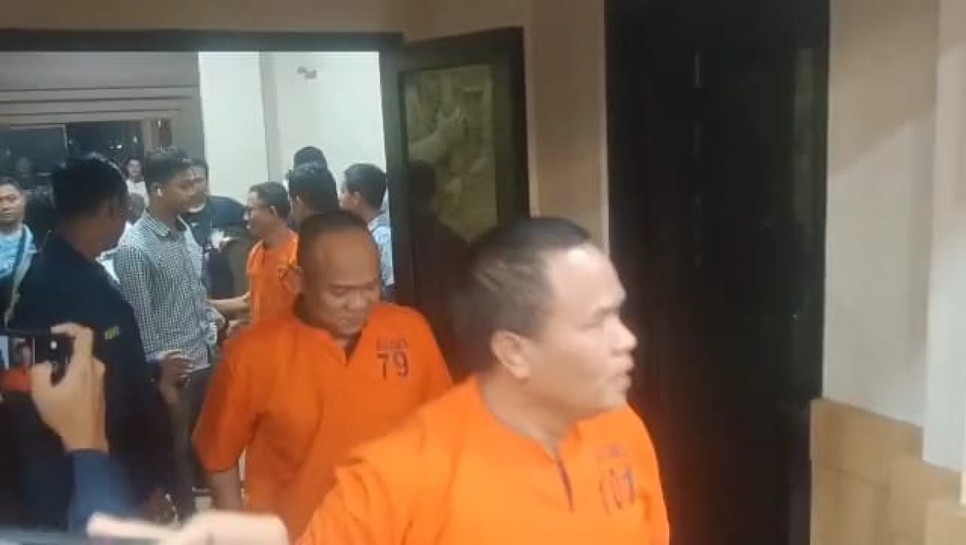 Tiga tersangka kasus minta proyek Rp 5 triliun saat memakai baju tahanan di Mapolda Banten. (Istimewa)